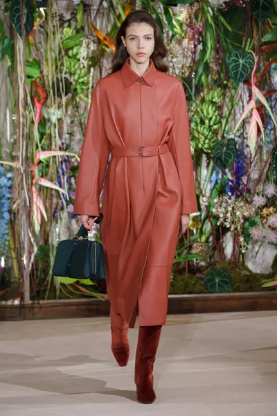 Look 16